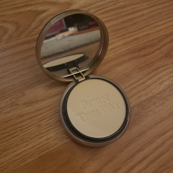 New Too Faced Born This Way Complexion Powder - Picture 1 of 3